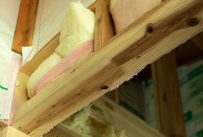 室内の壁内部に施工された断熱材