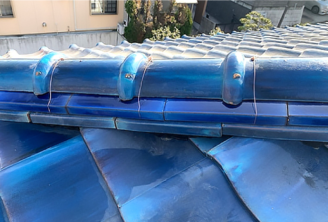 熨斗瓦の上に冠瓦をのせ、仕込んでおいた銅線を結んで完了です