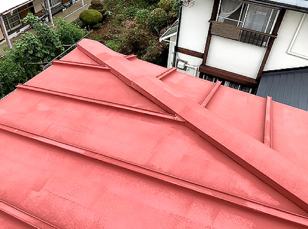 施工前のスレート屋根ですが、見た目ではどこから雨漏りしているのか判別できません