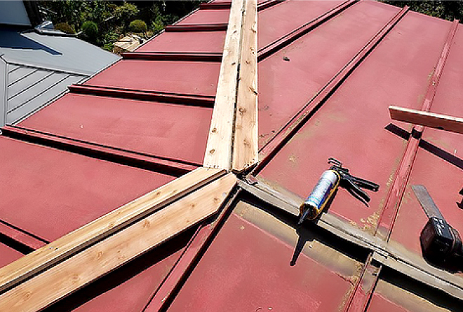 新しい板金を丁寧にビスで止めていきます