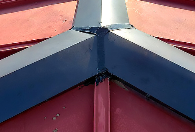 つなぎ目である三つ又部分はコーキングで仕上げます