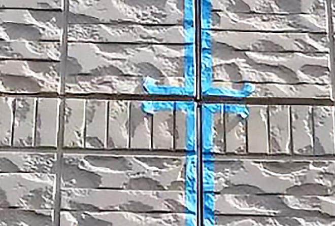 目地の両サイドにマスキングテープを貼ります