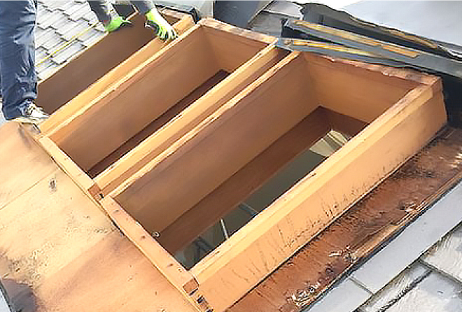 防水紙を剥がすと土台の木材が腐食していました