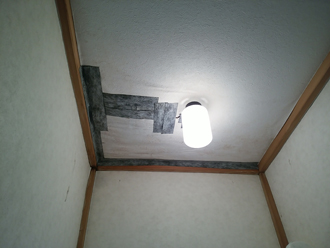 室内の雨漏り箇所にはブチルテープが貼られていました