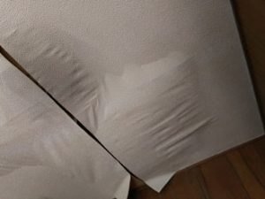 雨漏りによって室内のクロスが弛んでいます
