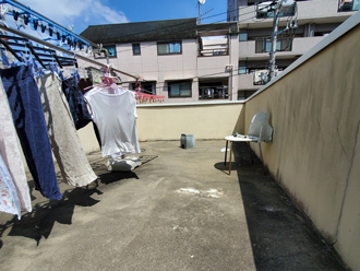 ひび割れを起こした屋上