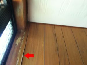 雨漏りで化粧ベニヤが剥がれています
