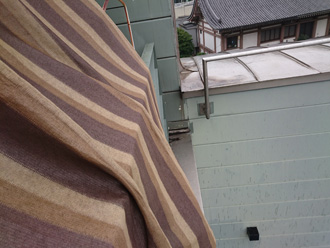 バルコニーには日差し除けのタープもありました