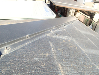 棟板金と屋根材の隙間がコーキング材で塞がれています