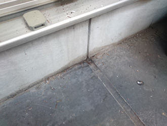 バルコニー床と立ち上がりに雨染み