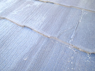 屋根材同士の重なり部分がコーキング材で塞がれています