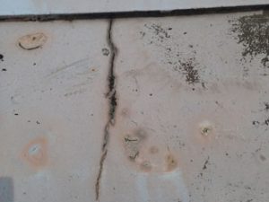 陸屋根には大きなクラックが多数発生していました
