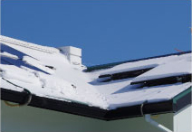 積雪で排水が遮られた屋根