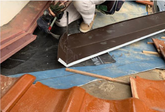 新しい谷板金の設置