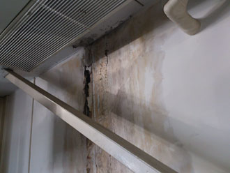 室内の雨漏り跡