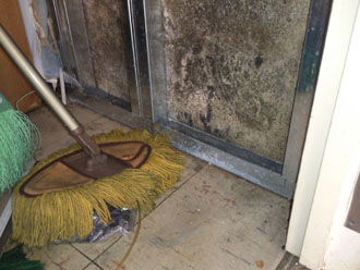 雨漏りによる室内の黒ずみ汚れ、カビ