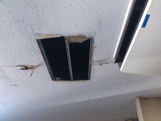 雨漏りで天井が一部剥がれていました