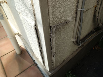 室内の壁材が徐々に剥がれてきていました