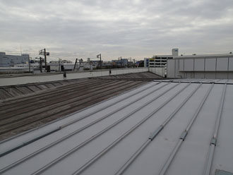 雨漏りを起こした金属屋根