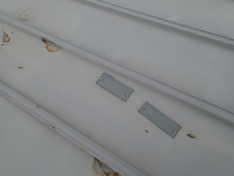 金属屋根には部分的に補修された跡が見られました