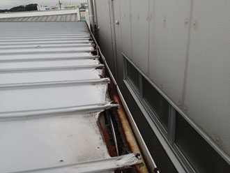 屋根の端が錆びています