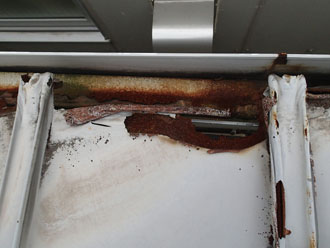 金属屋根は錆びた部分からどんどん腐食が進みます