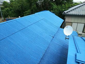 雨漏りが発生した金属波板の屋根