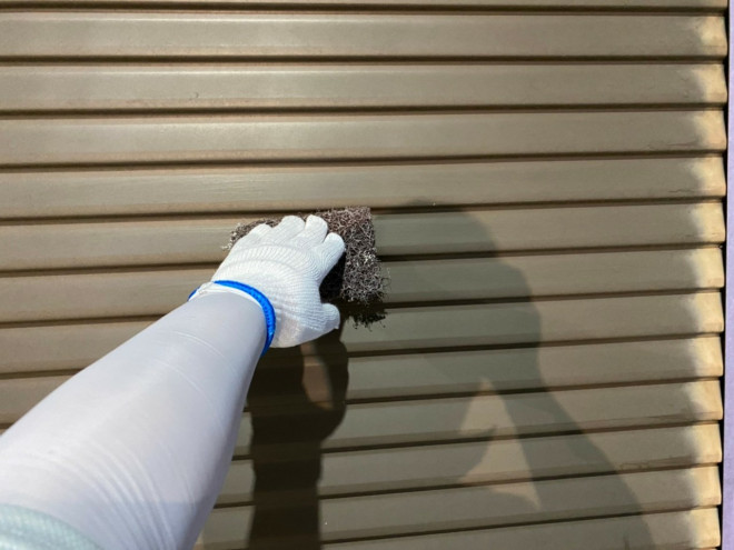 春日井市にて雨戸の塗装作業風景にて塗装の順序説明をお送り致します