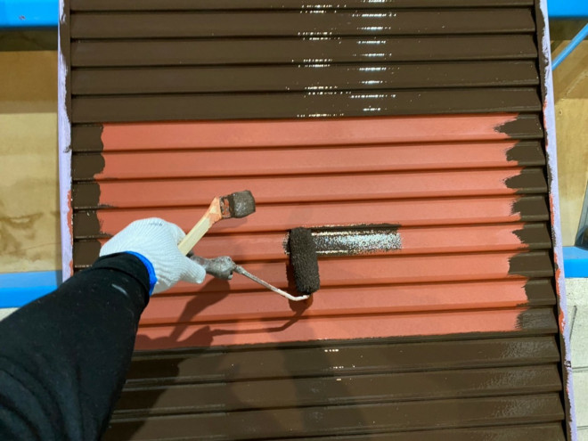 春日井市での雨戸塗装中塗り上塗り