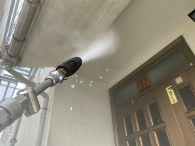 春日井市外壁の外壁塗装前高圧洗浄！！屋根修理と外壁塗装は同じで足場代の節約