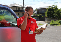 電話を受けるスタッフ