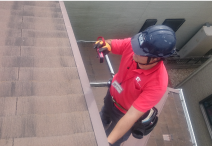 カメラで被害状況を撮影