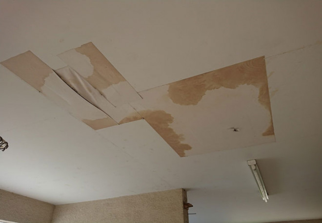 天井の雨漏りの様子