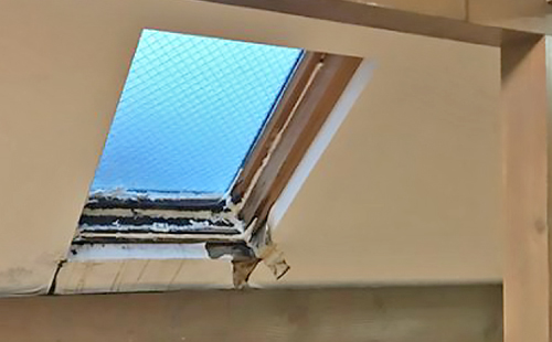 天窓から雨漏りして天井のクロスが剥がれた状態