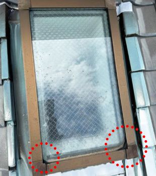 天窓のパッキンが捲れています