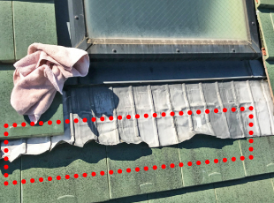 天窓の水下スカートが剥がれています