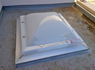 新しく交換した天窓ドーム