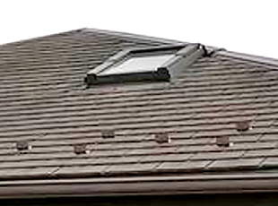 スレート屋根に取り付けられた天窓