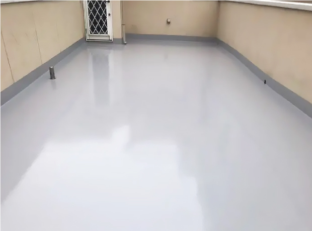 ウレタン防水の通気緩衝工法によって施工が完了し、綺麗にムラなく仕上げられ美観も機能も生まれ変わった陸屋根