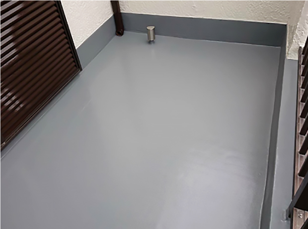 通気緩衝工法で施工が完了し、脱気筒も設置された施工後のベランダ床