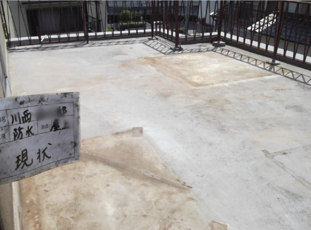 表面が汚れ、雨漏りしている施工前の屋上