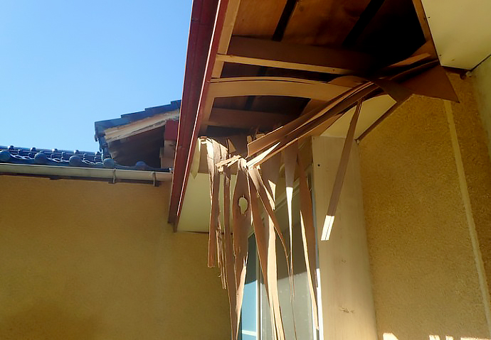 大きく剥がれた軒天