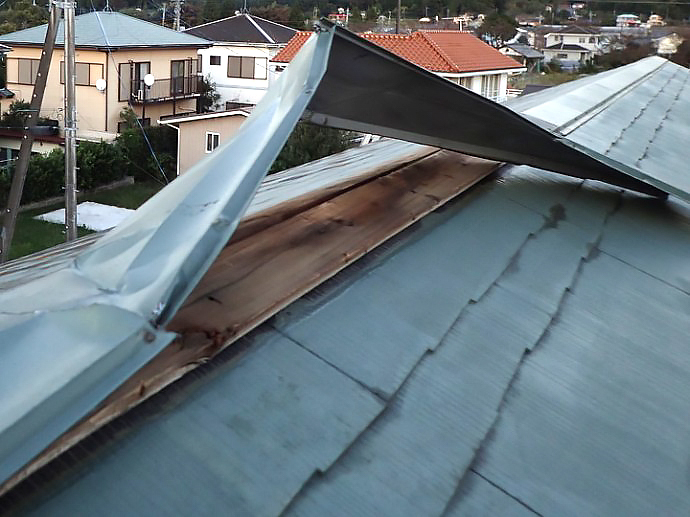 強風によって棟板金が外れかかっています