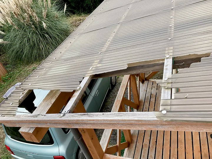 カーポートの屋根に大きな穴と剥がれ