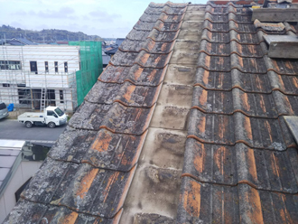 セメント瓦を取り外していきます