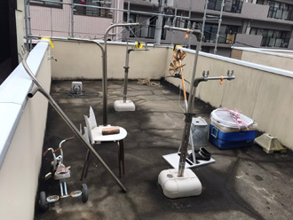 防水工事の前に施工面に付着した汚れを落とします