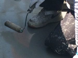 バルコニー床にプライマーを塗布