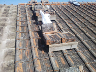 葺き直す箇所のセメント瓦を丁寧に取り外します