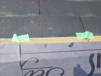 遅延粘着型のルーフィング材を敷設