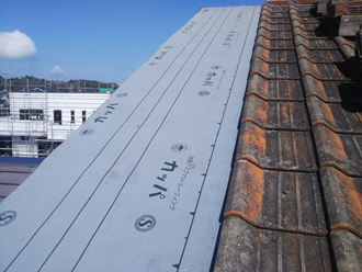 新しい防水紙を敷設します